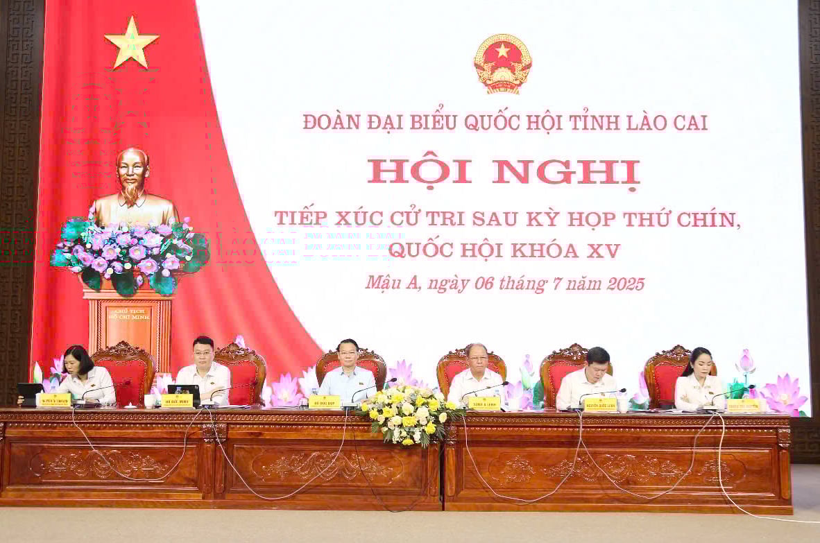 Bộ trưởng Bộ Nông nghiệp và Môi trường, Trưởng đoàn Đại biểu Quốc hội tỉnh Lào Cai Đỗ Đức Duy cùng Đoàn đại biểu Quốc hội tỉnh Lào Cai đã tiếp xúc cử tri tại xã Mậu A để thông tin tới cử tri về kết quả kỳ họp thứ 9, Quốc hội khóa XV. Ảnh: Thanh Tiến.