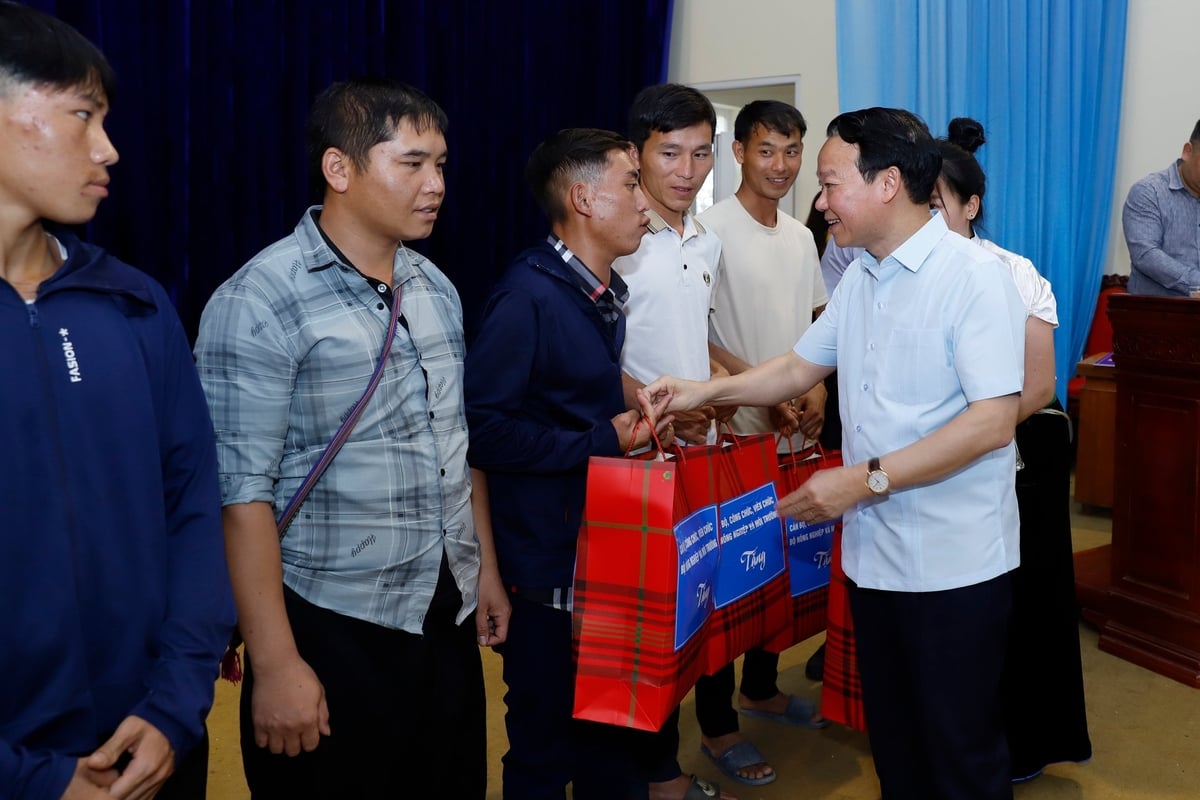Bộ trưởng Đỗ Đức Duy trao quà cho các hộ nghèo trên địa bàn 2 xã Hạnh Phúc và Trạm Tấu. Ảnh: Khương Trung.
