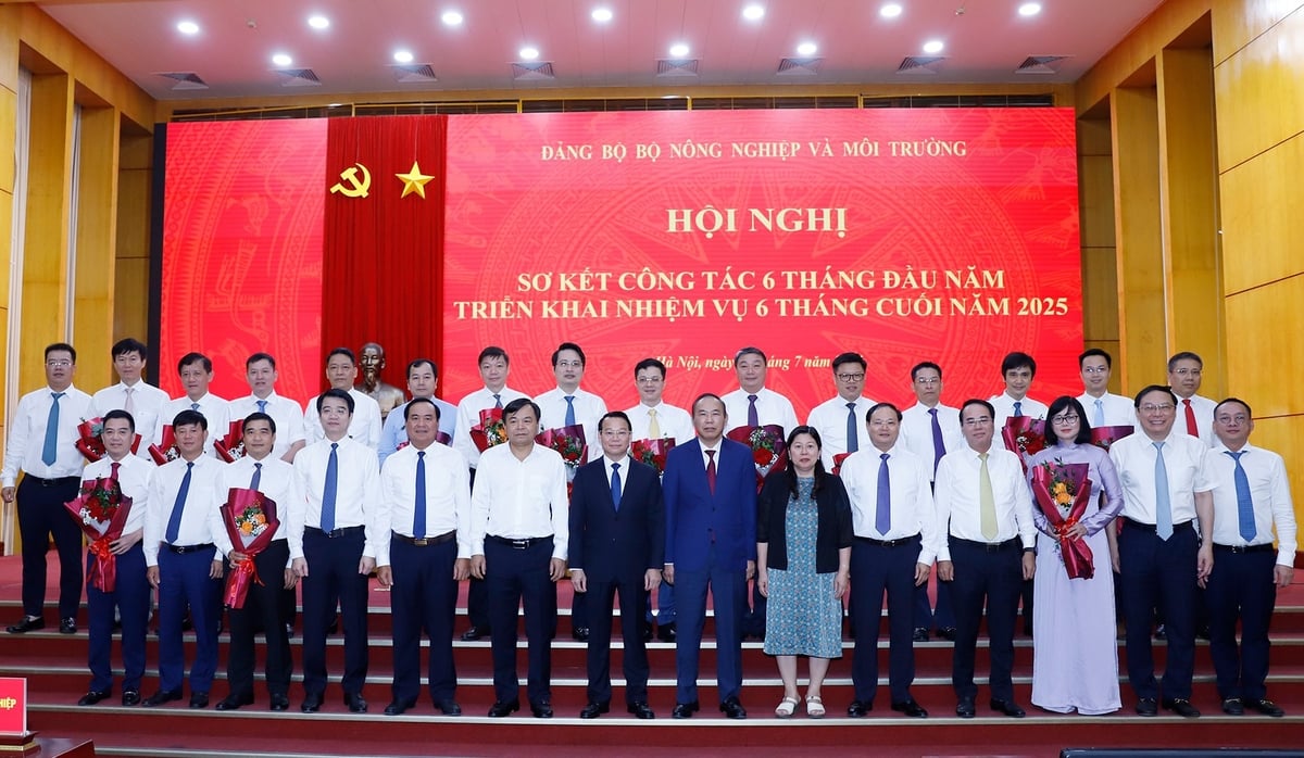 Các đồng chí trong Ban Chấp hành Đảng bộ Bộ Nông nghiệp và Môi trường, nhiệm kỳ 2020–2025 chụp ảnh lưu niệm. Ảnh: Khương Trung.