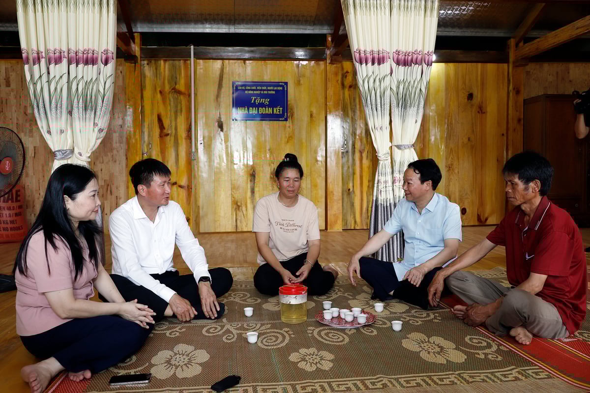 Bộ trưởng Đỗ Đức Duy và Chủ tịch UBND tỉnh Trần Huy Tuấn cùng đoàn công tác thăm gia đình anh Lò Văn Luân, tổ 3, xã Hạnh Phúc. Ảnh: Khương Trung.