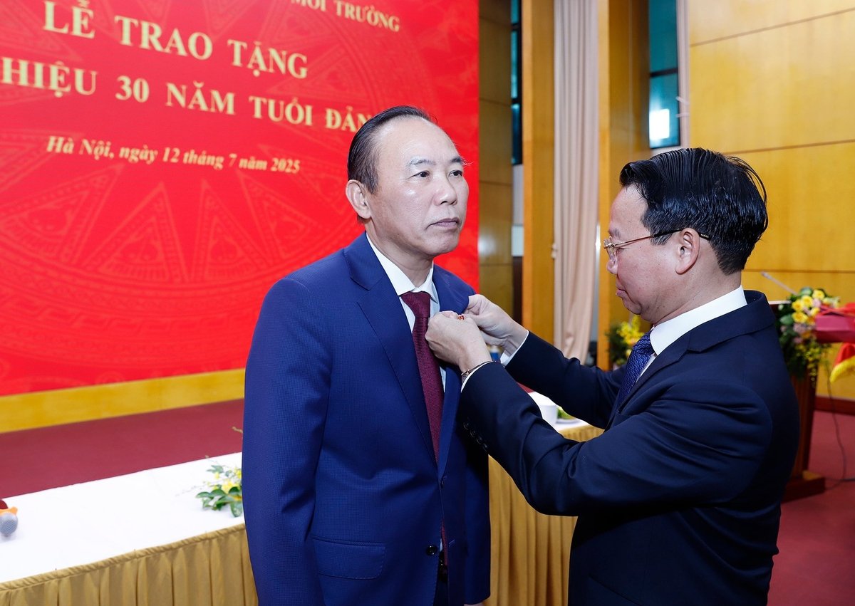 Đồng chí Phùng Đức Tiến vinh dự được trao tặng Huy hiệu 30 năm tuổi Đảng, phần thưởng cao quý thể hiện sự ghi nhận của Đảng đối với quá trình rèn luyện, cống hiến. Ảnh: Khương Trung.