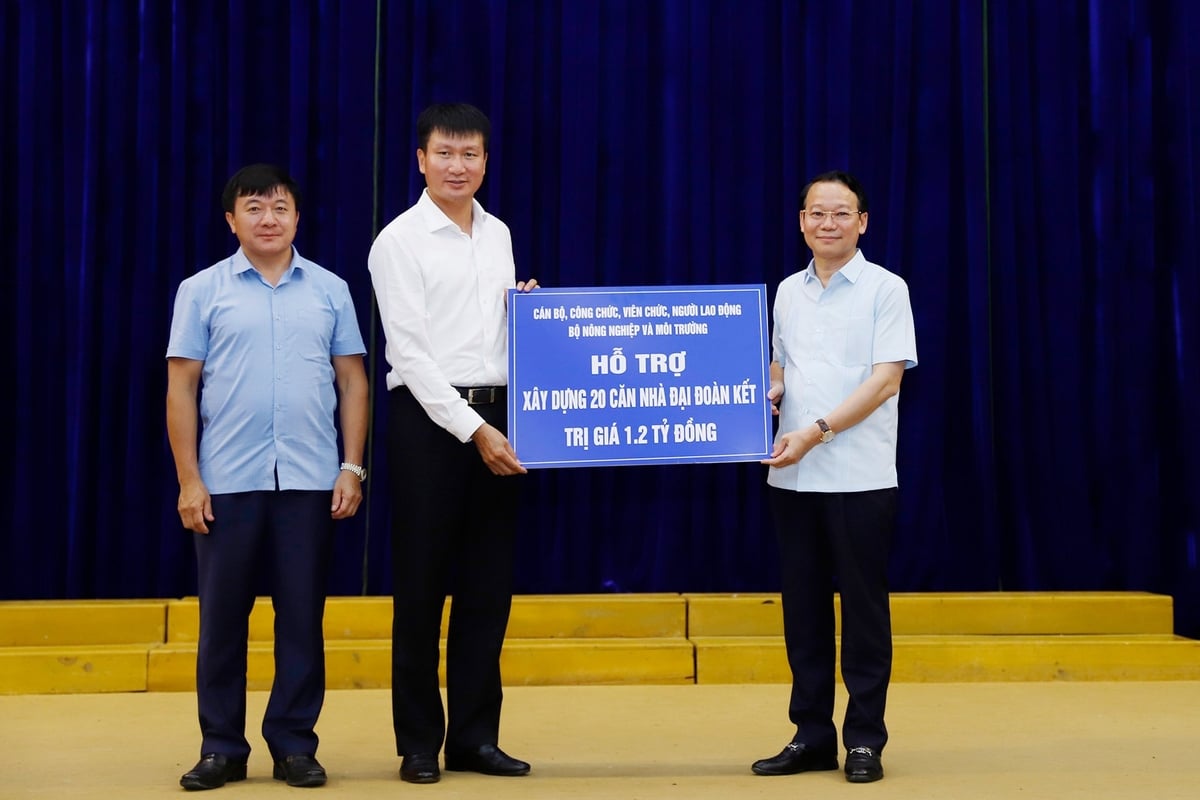 Bộ trưởng Đỗ Đức Duy trao kinh phí (20 căn nhà, trị giá 1,2 tỷ đồng) của Bộ Nông nghiệp và Môi trường hỗ trợ làm nhà Đại đoàn kết tại tỉnh Lào Cai cho Chủ tịch UBND tỉnh Trần Huy Tuấn. Ảnh: Khương Trung.