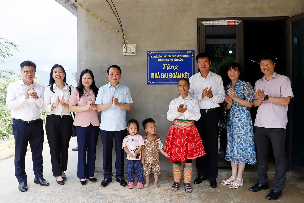 Bộ trưởng Đỗ Đức Duy và Chủ tịch UBND tỉnh Trần Huy Tuấn cùng đoàn công tác tặng quà cho gia đình chị Sùng Thị Dùa, thôn Tấu Dưới, xã Trạm Tấu. Ảnh: Khương Trung.