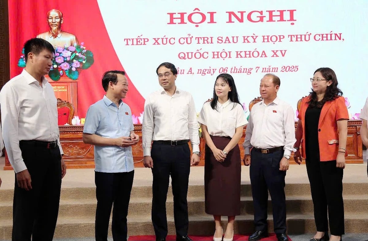 Bộ trưởng Đỗ Đức Duy trao đổi với các đại biểu tại buổi tiếp xúc cử tri. Ảnh: Thanh Tiến.