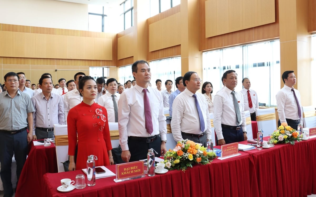 Các đại biểu chào cờ, khai mạc Đại hội Đại biểu Đảng bộ Trung tâm Quy hoạch và Điều tra tài nguyên nước quốc gia, nhiệm kỳ 2025-2030. Ảnh: Nguyễn Thủy.