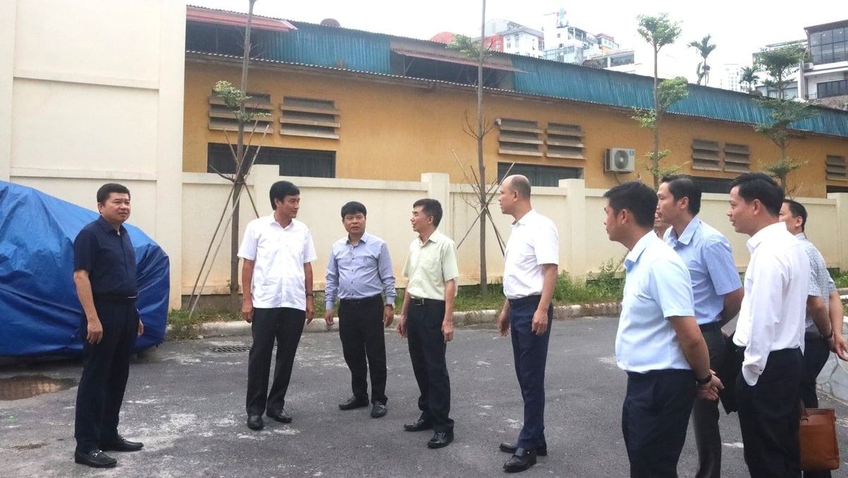 Sáng 10/7, Thứ trưởng Trần Quý Kiên cùng lãnh đạo một số đơn vị của Bộ Nông nghiệp và Môi trường và các đơn vị trực thuộc Cục Địa chất và Khoáng sản Việt Nam thăm cơ sở vật chất và trang thiết bị tại Liên đoàn. Ảnh: Lan Chi.