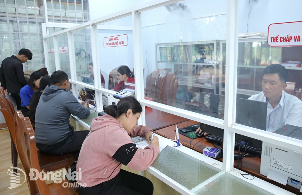 Cán bộ xã Đăk Nhau tích cực học tập, rèn luyện, từng bước trưởng thành qua công tác Đảng. Trong ảnh: Công chức xã Đăk Nhau thực hiện giải quyết thủ tục hành chính cho người dân tại Trung tâm Phục vụ hành chính công xã. Ảnh: A.Ngọc    