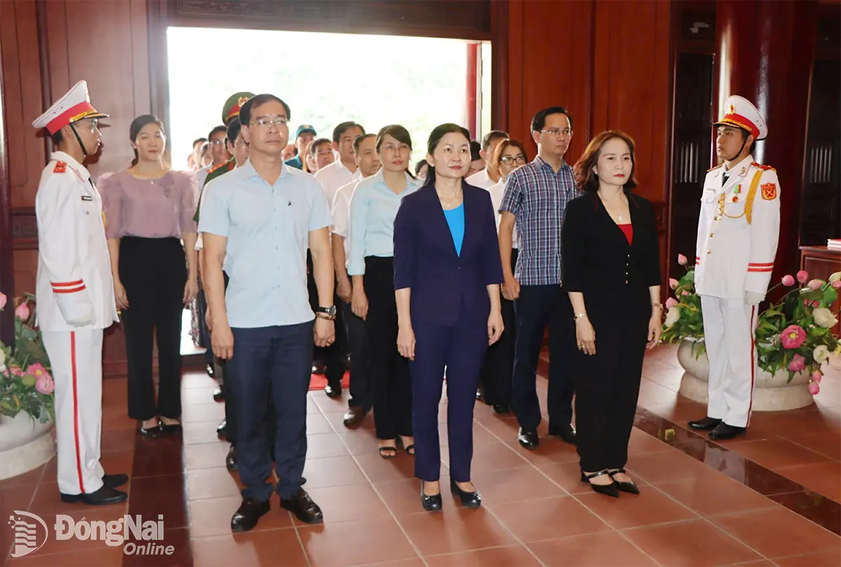 Ủy viên dự khuyết Ban Chấp hành Trung ương Đảng, Phó Bí thư thường trực Tỉnh ủy, Chủ tịch HĐND tỉnh Tôn Ngọc Hạnh cùng đoàn công tác dâng hương tưởng niệm các anh hùng liệt sĩ tại Đền thờ liệt sĩ Xuân Lộc.   