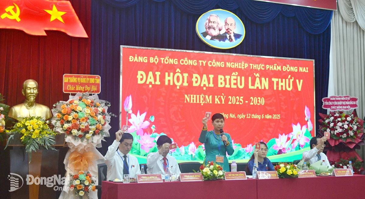 Chủ tịch đoàn Đại hội Đảng bộ Tổng công ty Công nghiệp thực phẩm Đồng Nai  tham gia biểu quyết thông qua Nghị quyết đại hội. Ảnh: Phương Hằng