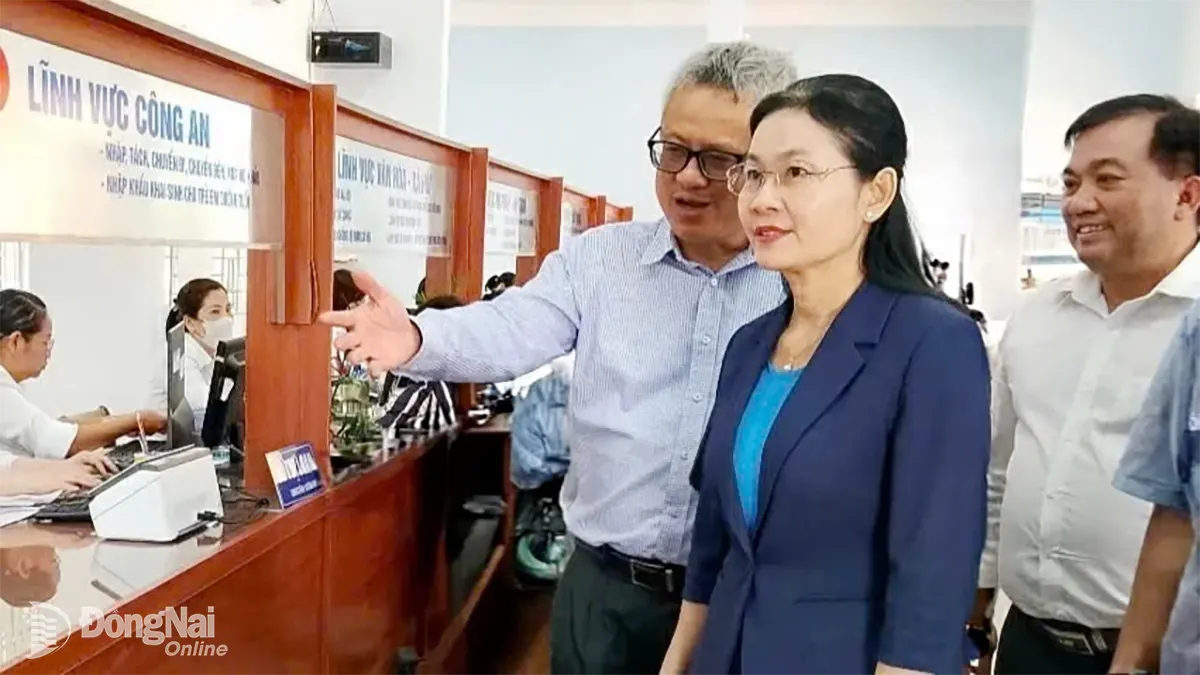 Ủy viên dự khuyết Ban Chấp hành Trung ương Đảng, Phó Bí thư thường trực Tỉnh ủy, Chủ tịch HĐND tỉnh Tôn Ngọc Hạnh thăm và khảo sát tình hình hoạt động tại Trung tâm Phục vụ hành chính công xã Xuân Hòa, sáng 12-7.   