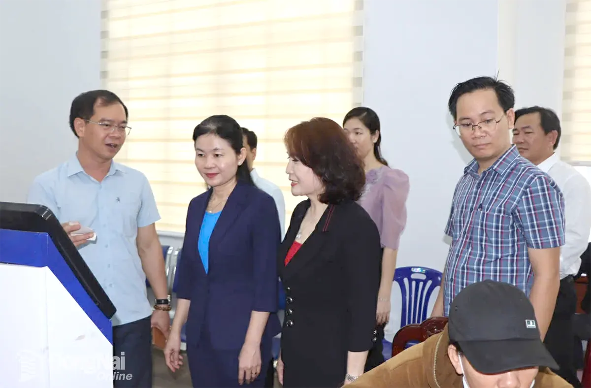 Ủy viên dự khuyết Ban Chấp hành Trung ương Đảng, Phó Bí thư thường trực Tỉnh ủy, Chủ tịch HĐND tỉnh Tôn Ngọc Hạnh thăm và khảo sát tình hình hoạt động tại Trung tâm Phục vụ hành chính công xã Xuân Lộc. Ảnh: ĐPCC  