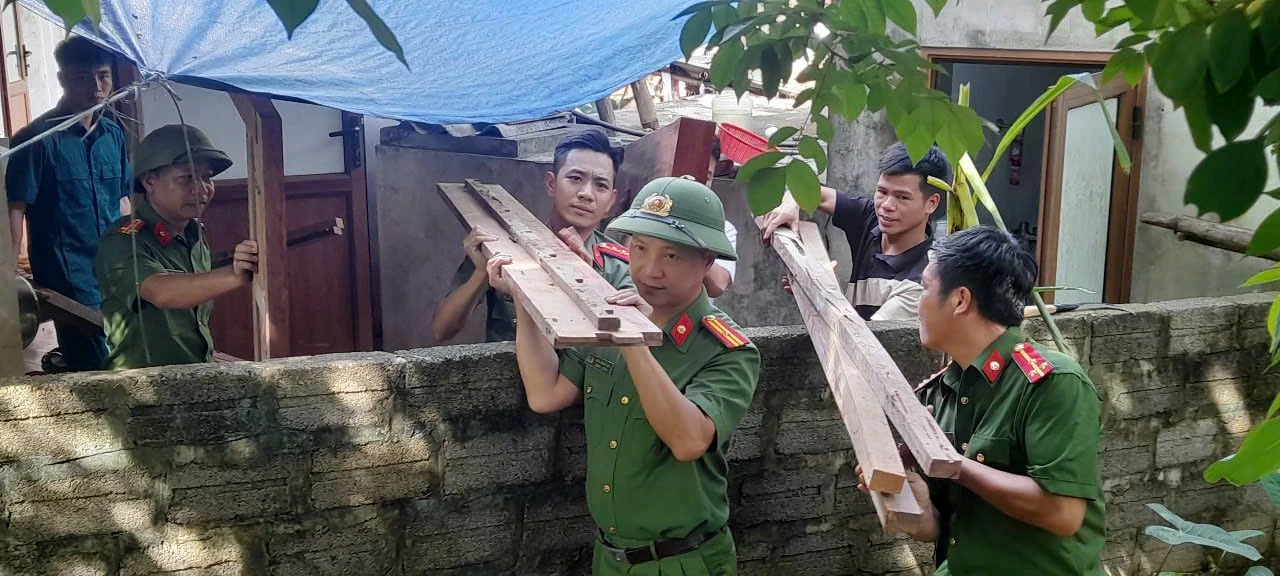 Di dời khẩn cấp người dân khỏi khu vực sạt lở nguy hiểm