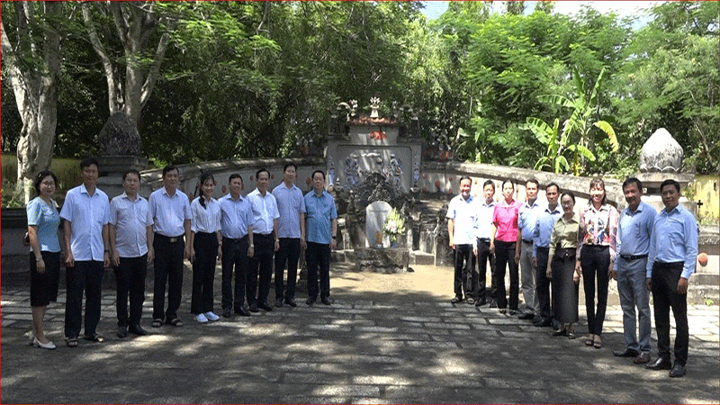 Đồng chí Nguyễn Trọng Nghĩa viếng, dâng hương tại Đền thờ liệt sĩ Gò Công
