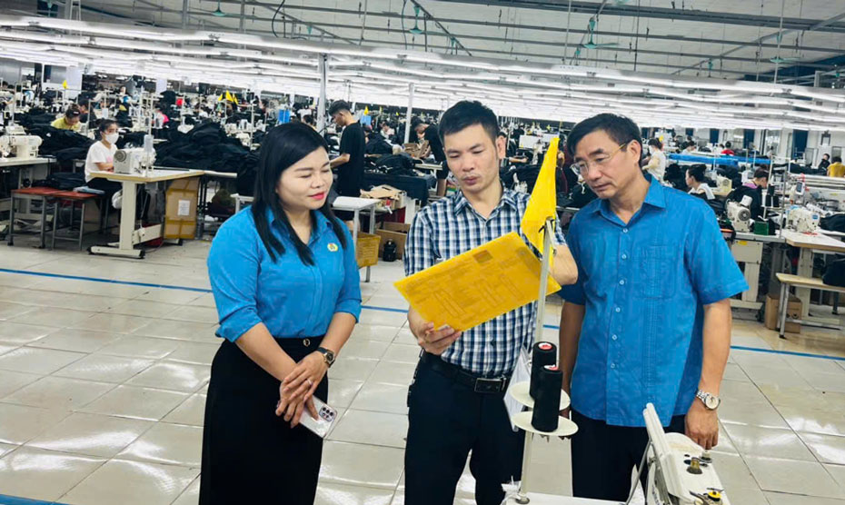 Lãnh đạo Liên đoàn Lao động tỉnh Lào Cai thăm hỏi nắm bắt tình hình sản xuất kinh doanh, đời sống việc làm của đoàn viên, công nhân lao động. Ảnh: Bảo Nguyên