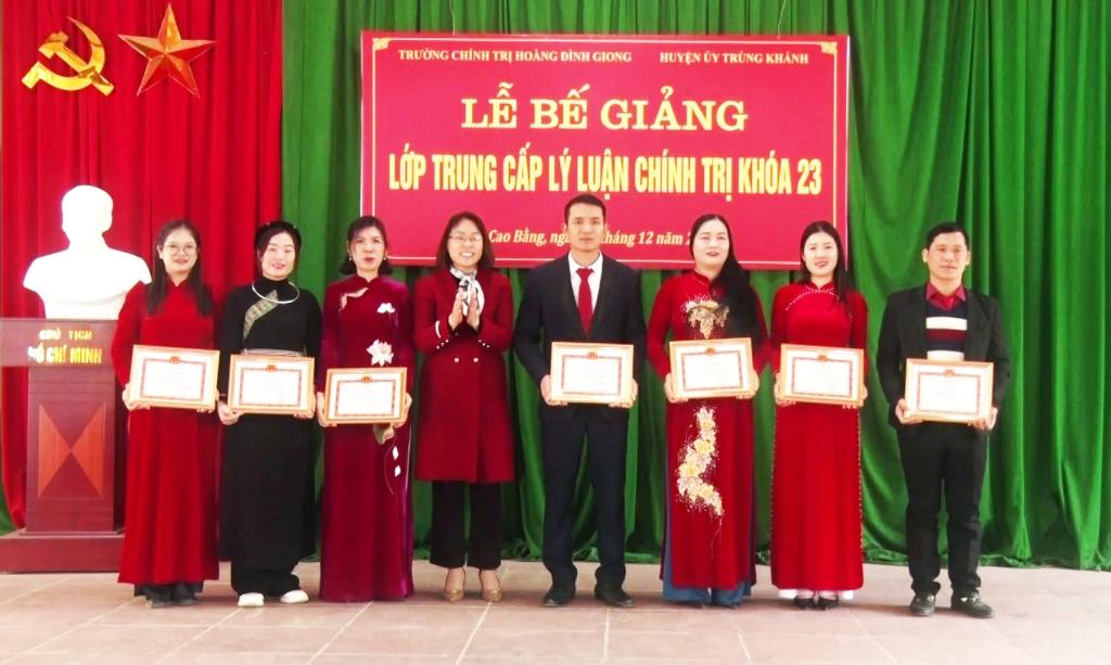 Đảng bộ huyện Trùng Khánh tăng cường bồi dưỡng lý luận chính trị cho đảng viên.