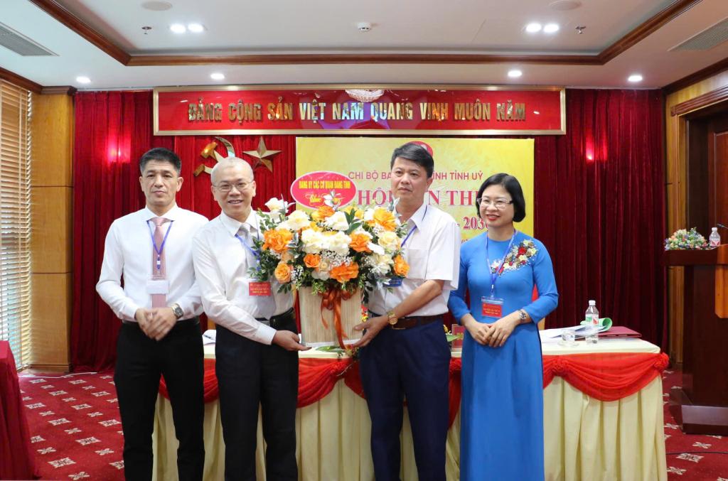 Phó Bí thư Đảng ủy các cơ quan Đảng tỉnh Bế Dũng tặng hoa chúc mừng Ban Chi ủy nhiệm kỳ mới.