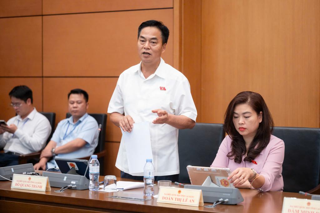 Đồng chí Bế Minh Đức, Phó trưởng đoàn chuyên trách Đoàn đại biểu Quốc hội tỉnh phát biểu thảo luận tại tổ chiều 15/5.