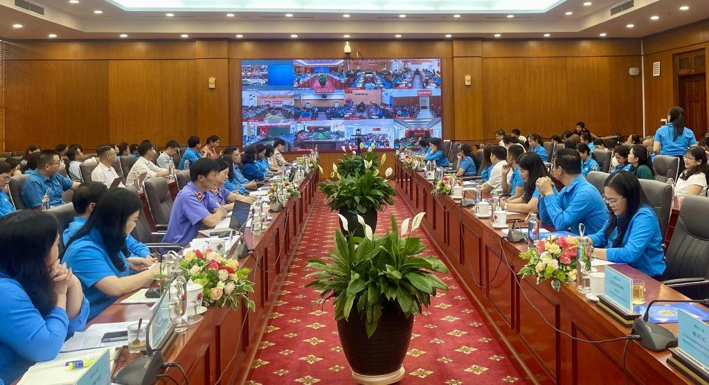 Đại biểu dự hội nghị trực tuyến.