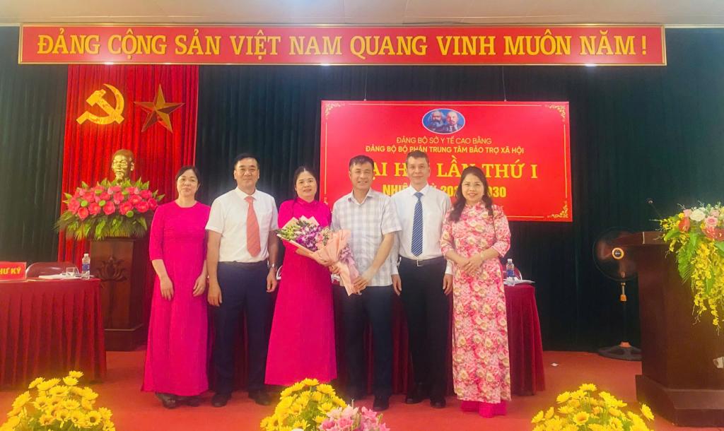 Lãnh đạo Sở Y tế tặng hoa chúc mừng Ban Chấp hành đảng bộ bộ phận nhiệm kỳ 2025 - 2030.
