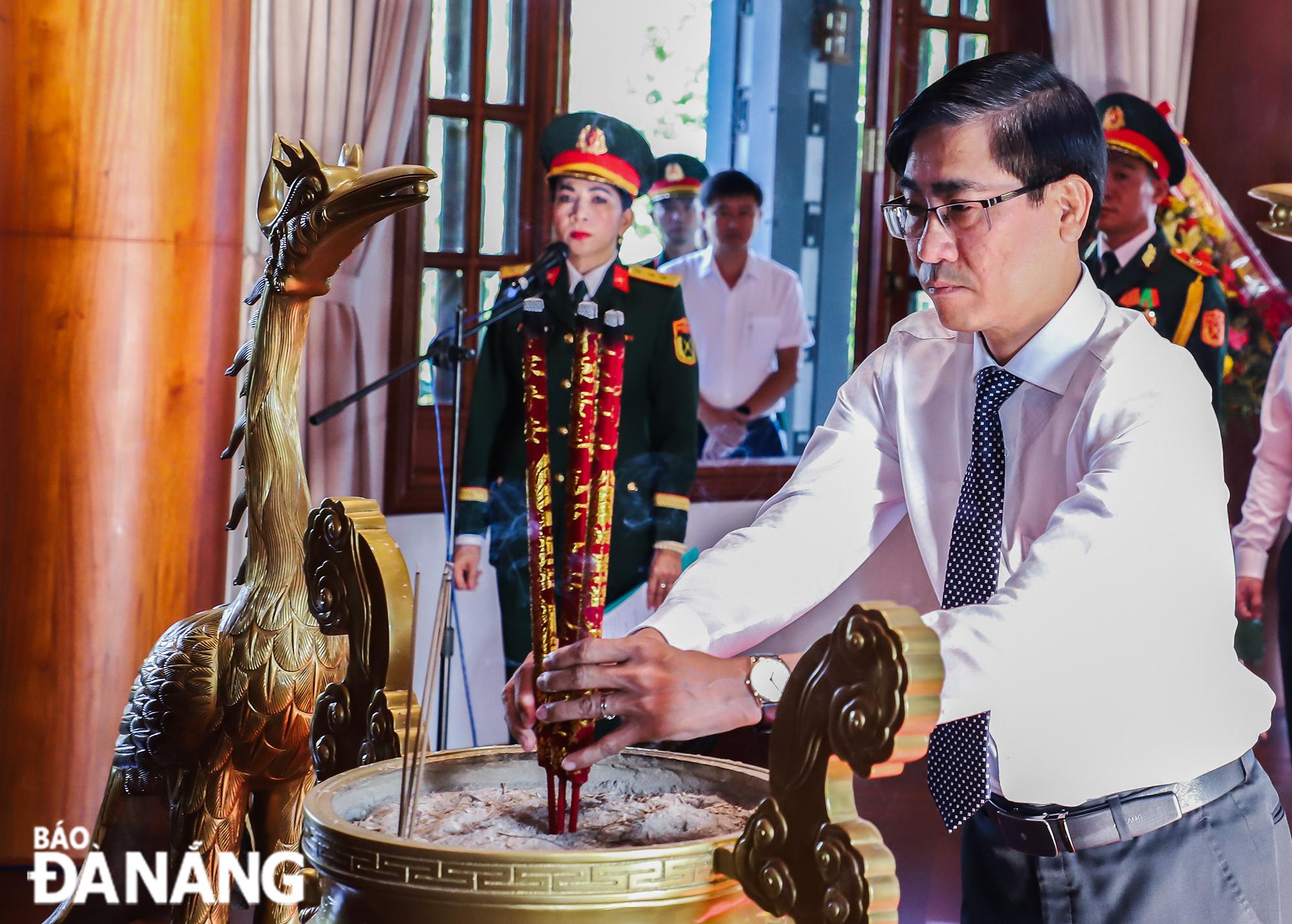 Trưởng ban Tuyên giáo và Dân vận Thành ủy Trần Thắng Lợi dâng hương tưởng niệm Chủ tịch Hồ Chí Minh.