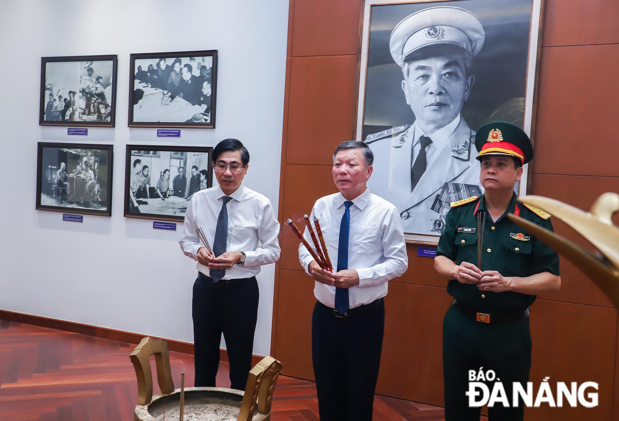 Chủ tịch Ủy ban MTTQ Việt  Nam thành phố Lê Văn Trung và Trưởng ban Tuyên giáo và Dân vận Thành ủy Trần Thắng Lợi thắp hương tưởng nhớ Đại tướng Võ Nguyên Giáp. 
