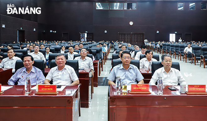 Bí thư Thành ủy Nguyễn Văn Quảng (bên phải), Chủ tịch HĐND thành phố Ngô Xuân Thắng (thứ 2, bên phải sang), Chủ tịch Ủy ban MTTQ Việt Nam thành phố Lê Văn Trung (thứ 3, bên phải sang) và các đại biểu dự tại điểm cầu Đà Nẵng. Ảnh: NGỌC PHÚ