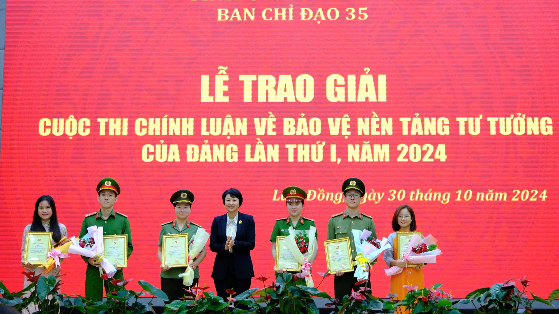Đồng chí Phạm Thị Phúc - Phó Bí thư Thường trực Tỉnh ủy, Chủ tịch HĐND tỉnh trao giấy chứng nhận cho các tác giả, nhóm tác giả đoạt giải A Cuộc thi chính luận về Bảo vệ nền tảng tư tưởng của Đảng tỉnh Lâm Đồng lần thứ I